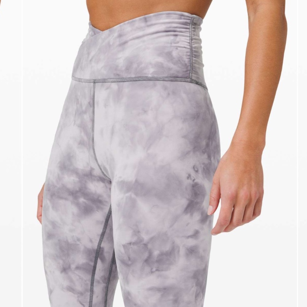 Lululemon Align Crop 21" *Cross Waist
Diamond Dye Stargaze Pitch Grey